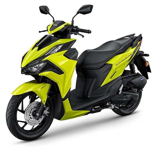 All New Honda Click 160 2026 มาแล้ว! สปอร์ตขึ้น ล้ำขึ้น ตอบโจทย์หนุ่มเมืองกรุงตัวจริง ถ้าคุณเป็นหนุ่มออฟฟิศ นักศึกษา หรือสายไรเดอร์ที่ต้องลุยกรุงเทพฯ ทุกวัน ทั้งฝ่ารถติด ตอกบัตรให้ทัน ไปจนถึงซิ่งเที่ยวกับเพื่อนช่วงวันหยุด All New Honda Click 160 2026 คือคำตอบที่ Honda ปั้นมาเพื่อคุณโดยเฉพาะ ปีนี้มาพร้อมการเปลี่ยนโฉมครั้งใหญ่ที่สุดในรอบหลายปี ภายใต้คอนเซปต์ "Click อย่างผู้นำ จ่าฝูงทุกเส้นทาง" ดีไซน์ใหม่ สปอร์ต โฉบเฉี่ยว ไม่เหมือนใคร Click 160 โฉมใหม่มาพร้อมชุดแฟริ่งที่ออกแบบใหม่ทั้งคัน เส้นสายทรง V ด้านหน้าที่ดูดุดันขึ้น ไฟหน้าและไฟท้ายเป็น LED ทั้งคัน สว่างชัดทั้งกลางวันกลางคืน เสริมความพรีเมียมด้วยลวดลาย Forged Composite Carbon และโลโก้ Soft Emblem สีโฮโลแกรมที่ตัดกับสีตัวรถอย่างมีสไตล์ เรียกว่าจอดตรงไหนก็สะดุดตา เหมาะกับคนรุ่นใหม่ที่ให้ความสำคัญกับลุคความเท่ไม่แพ้สมรรถนะ ฟีเจอร์เทคโนโลยีที่คนเมืองต้องมี Honda Smart Key กุญแจรีโมตอัจฉริยะ ล็อก-ปลดล็อกได้โดยไม่ต้องเสียบกุญแจ พร้อมระบบกันขโมย ฟีเจอร์ที่แต่ก่อนมีเฉพาะรุ่นใหญ่อย่าง PCX และ ADV ช่องชาร์จ USB Type-C ชาร์จมือถือระหว่างขับขี่ได้เร็วกว่าเดิม ตอบโจทย์คนที่ใช้มือถือถ่ายคลิป ดูแผนที่ หรือแชทตลอดวัน ตะขอแขวนสัมภาระแบบพับเก็บได้ สะดวกเวลาแขวนถุงของหรือหมวกกันน็อคสำรอง แต่พับเก็บได้เมื่อไม่ใช้ ดูเรียบร้อยไม่รก เบรก ABS หน้า พร้อมดิสก์เบรกหน้า-หลัง ช่วยป้องกันล้อล็อกเวลาเบรกกะทันหัน เพิ่มความปลอดภัยเวลาขับในสภาพจราจรที่ไม่แน่นอนแบบกรุงเทพฯ ขุมพลัง eSP+ แรงขึ้น แต่ยังประหยัดเหมือนเดิม Click 160 2026 ยังคงใช้เครื่องยนต์ eSP+ 4 วาล์ว ระบายความร้อนด้วยน้ำ ความจุ 156.9 ซีซี หัวฉีด PGM-FI อัตราส่วนกำลังอัดสูงถึง 12.0:1 ให้กำลังสูงสุด 15.4 แรงม้า (PS) ที่ 8,500 รอบ/นาที และแรงบิดที่เพิ่มขึ้นเป็น 14.0 นิวตันเมตร ส่งกำลังด้วยเกียร์อัตโนมัติ V-Matic เร่งได้ฉับไว ทันใจเวลาต้องแทรกซอกแซกในเมือง แต่ยังคงความประหยัดน้ำมันที่เป็นจุดแข็งของตระกูล Click มาตลอด ราคาและรุ่นย่อย Honda Click 160 2026 เปิดตัวในไทยมาพร้อม 2 รุ่นย่อย: รุ่น ราคา จุดเด่น Click 160 Standard 69,900 บาท ครบเครื่องทุกฟีเจอร์ใหม่ เลือกสีได้หลากหลาย Click 160R Limited Edition 76,400 บาท อัพเกรดโช้ก Profender เพิ่มลวดลายและเพลท R พิเศษ ผลิตจำกัดเพียง 500 คัน (ราคาอาจมีการเปลี่ยนแปลง แนะนำให้ตรวจสอบราคาล่าสุดและโปรโมชั่นกับทางร้านโดยตรง) ทำไม Click 160 ถึงเหมาะกับหนุ่มกรุงเทพฯ สำหรับหนุ่มวัยทำงานและวัยเรียนในกรุงเทพฯ ที่ต้องเจอรถติดทุกวัน Click 160 ตอบโจทย์ด้วยตัวรถที่กะทัดรัด คล่องตัว แทรกซอกแซกได้ดี แต่ยังให้กำลังเครื่องยนต์ที่เพียงพอสำหรับขึ้นทางด่วนหรือขับทางไกลนอกเมืองในวันหยุด ดีไซน์สปอร์ตที่โพสต์ลงโซเชียลแล้วดูดี เทคโนโลยีอย่าง Smart Key และ USB Type-C ที่เข้ากับไลฟ์สไตล์คนรุ่นใหม่ รวมถึงระบบเบรก ABS ที่ช่วยเพิ่มความอุ่นใจ ทำให้ Click 160 2026 เป็นตัวเลือกอันดับต้นๆ ในกลุ่มออโตเมติกสปอร์ต 160cc